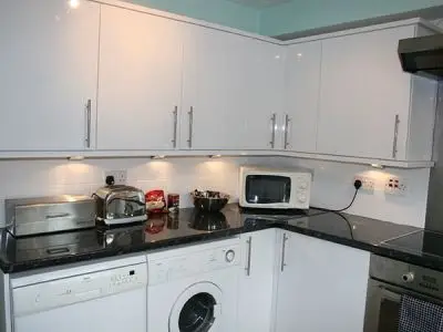 Kitchen Flat on the Green Two